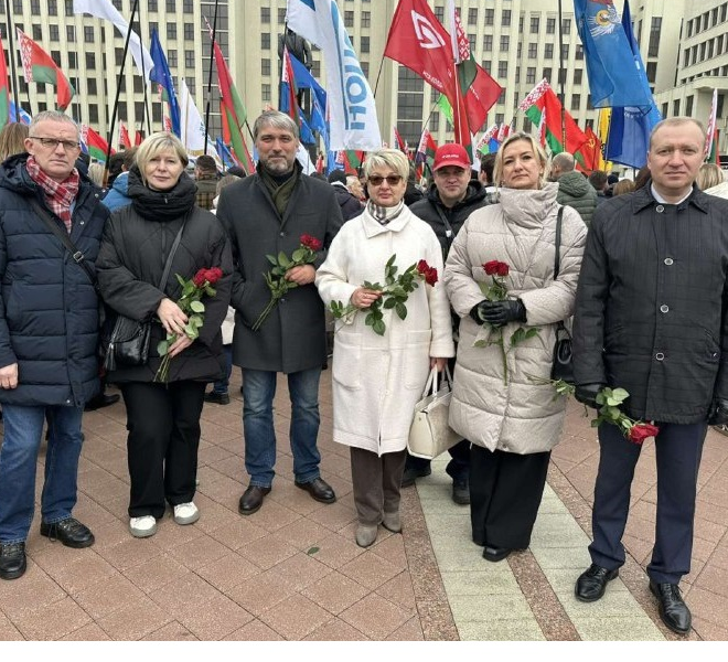 7 ноября, в день 108-й годовщины Октябрьской революции, делегация филиала КСТМиА УО РИПО приняла участие в торжественной церемонии возложения цветов к памятнику В. И. Ленину.