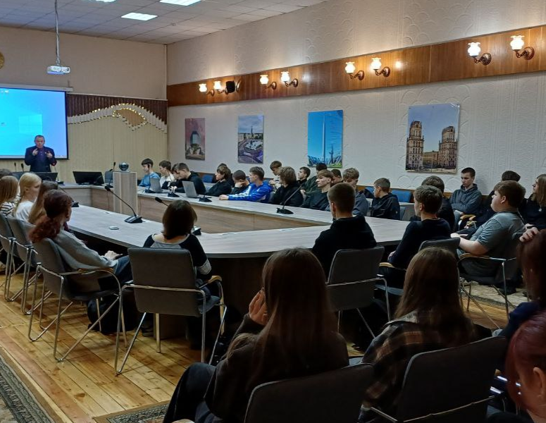 С наступлением зимы актуальная тема – соблюдение осторожности при нахождении вблизи водоема и при выходе лед.