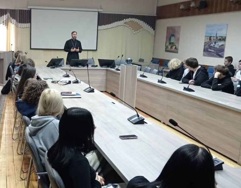 Сегодня, 16 декабря, в филиале состоялась традиционная духовная беседа учащихся 1ого курса с настоятелем прихода храма в честь иконы Божией Матери «Неупиваемая Чаша» г. Минска протоиерем Дионисием Пясецким.