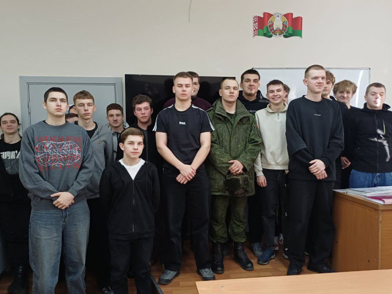 24 декабря в рамках патриотического воспитания молодежи в филиале КСТМиА УО РИПО состоялась встреча учащихся группы 245 с выпускником колледжа рядовым контрактной службы 483 отдельного батальона охраны и обслуживания Цвирко Евгением.