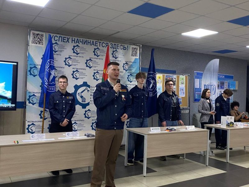 В холле филиала КСТМиА РИПО 18 марта было понастоящему жарко.