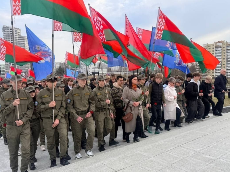 В Минске дали официальный старт проекту «Минск — молодежная столица Республики Беларусь 2026». Торжественная церемония открытия началась с возложения цветов к обелиску «Минск — город-герой».
