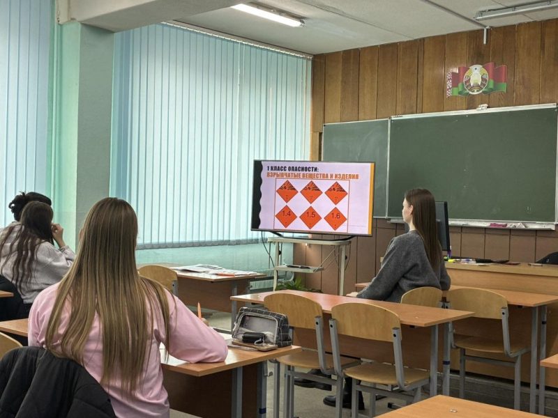 Перевозка опасных грузов: для групп 561 и 522 состоялось открытое занятие в рамках объединения по интересам (руководитель — Сукало К.И.).