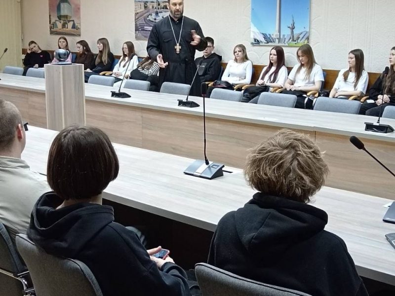 26 марта в рамках месячника профилактики суицидоопасного поведения, в формате информационно — провсетительского проекта «ШАГ» состоялась духовная беседа учащихся 2-ого курса с настоятелем прихода храма в честь иконы Божией Матери «Неупиваемая Чаша» г. Минска протоиерем Дионисием Пясецким.